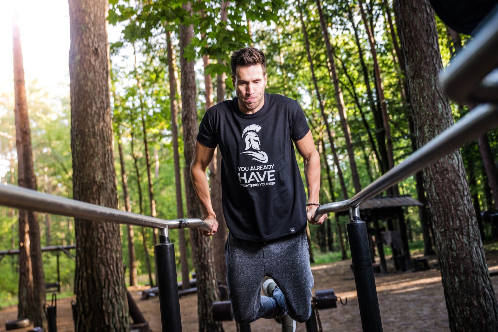 Mężczyzna uprawiający street workout